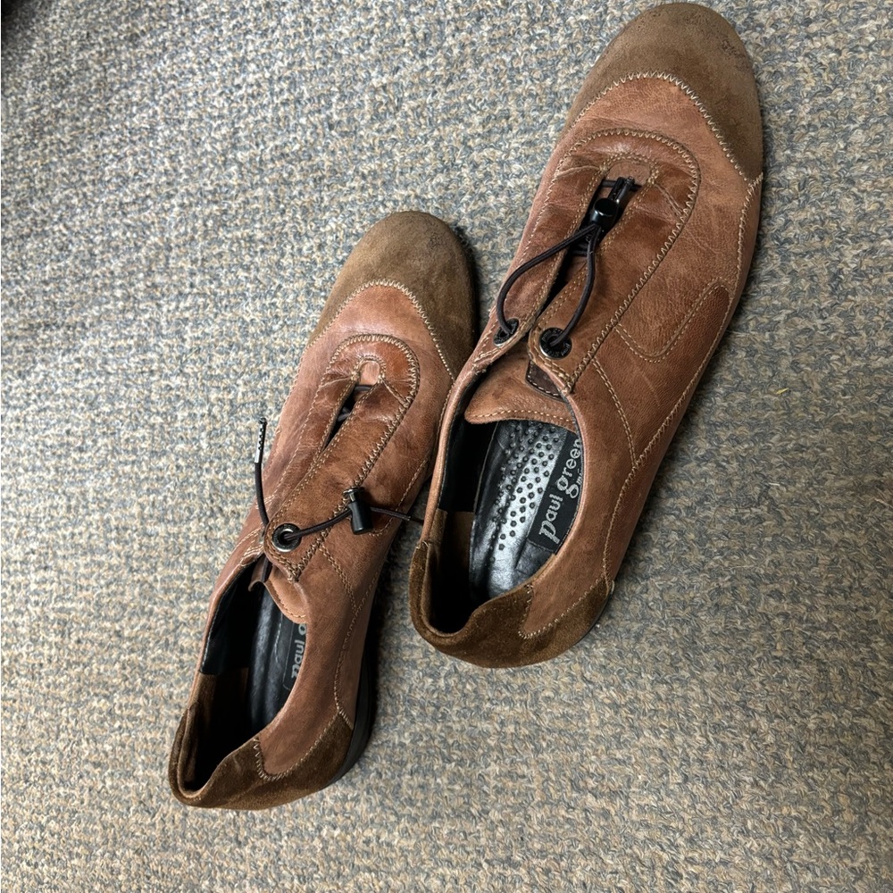 Paul Green leather sneakers either elastic laces and cinch closure